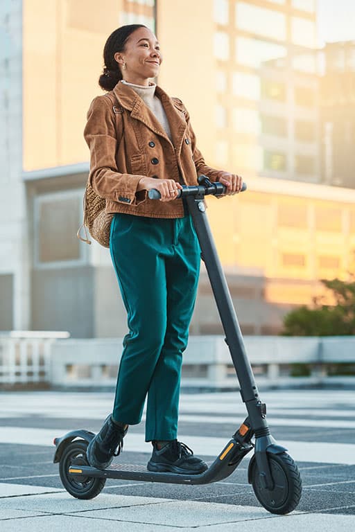 femme sur trottinette electrique en ville