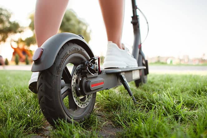 gros plan pneu trottinette electrique