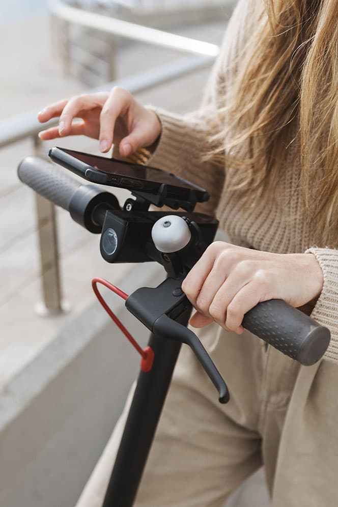 femme avec sa trottinette électrique adulte