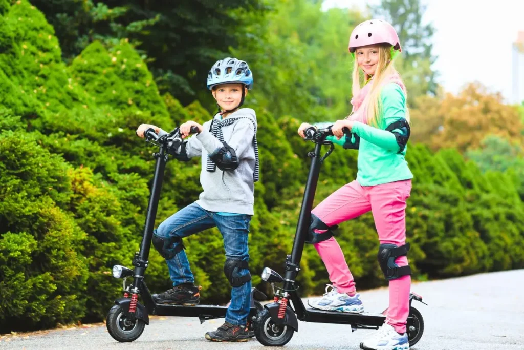 enfants avec trottinettes électrique