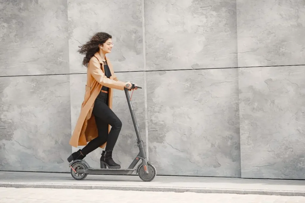 jeune fille qui circule à trottinette électrique