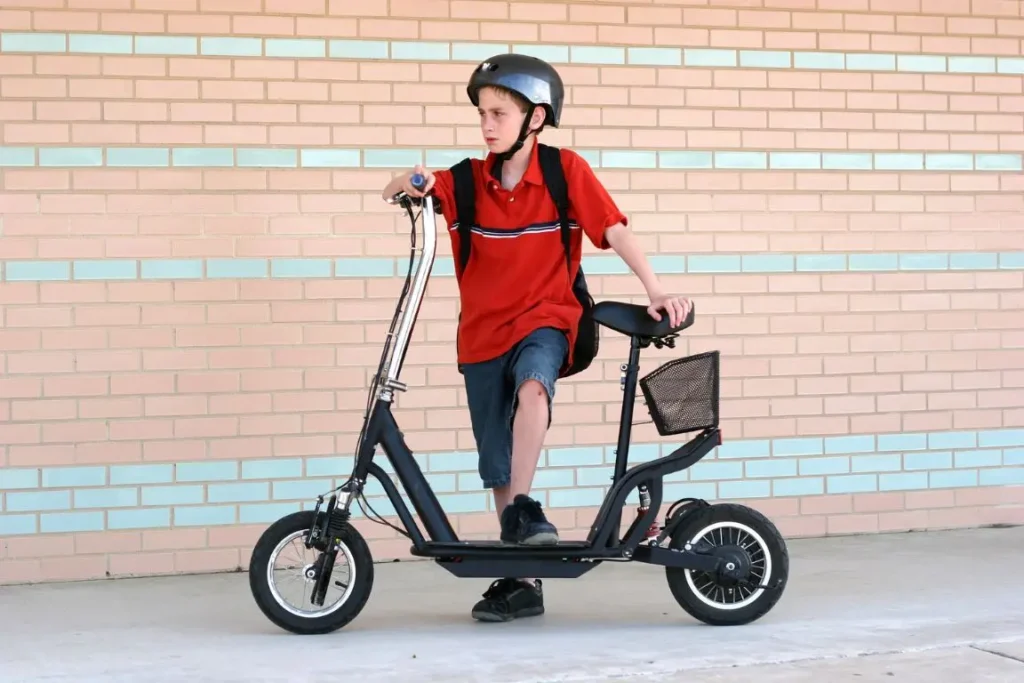 jeune garçon et sa trottinette électrique avec siège