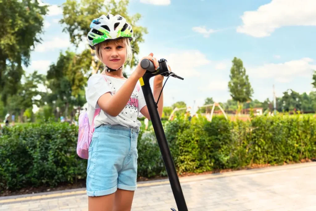 petite fille avec sa trottinette électrique